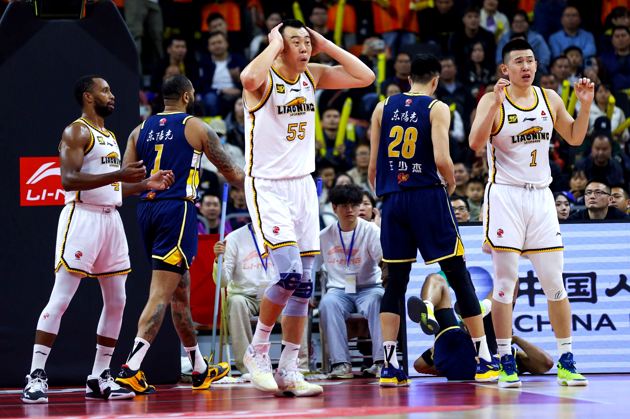 包含北京首钢发布备战花絮，国际比赛日绝杀压哨，CBA常规赛任务艰巨，年轻球员得到机会的词条